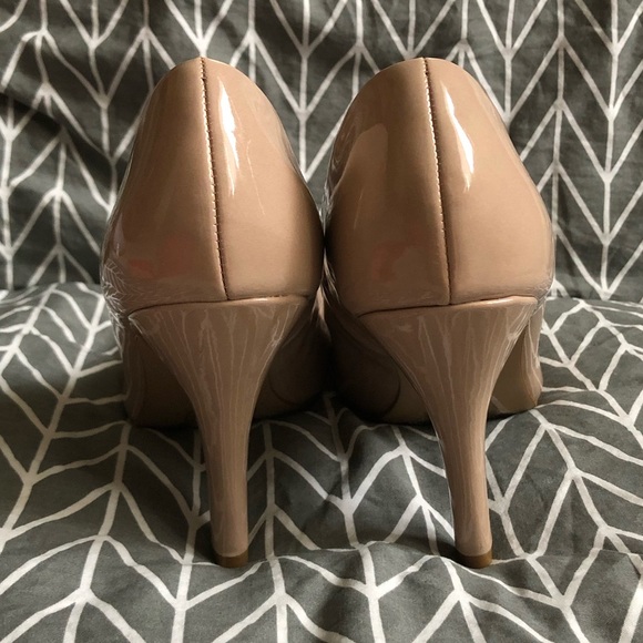 Kelly & Katie Heels, Round Toe - Nude, Size 8 - Picture 12 of 16